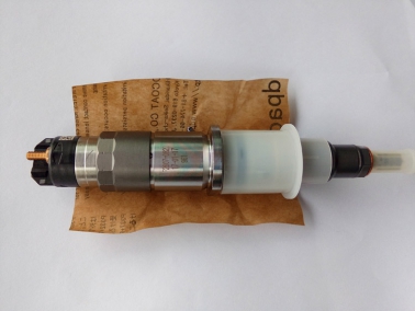 PC240-8原(yuan)裝(zhuang)噴(pen)油嘴